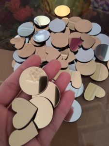 آینه پلکسی گلس طرح قلب بسته 50 عددی - قلب های کوچک 3 سانتی در دست برای دیدن سایز