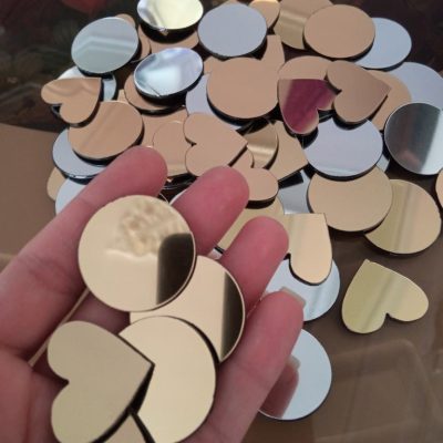 آینه پلکسی گلس طرح قلب بسته 50 عددی - قلب های کوچک 3 سانتی در دست برای دیدن سایز