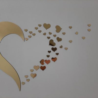 آینه پلکسی گلس مدل قلب کد 06 - یک نصفه قلب با تعدادی قلب کوچک کنارش