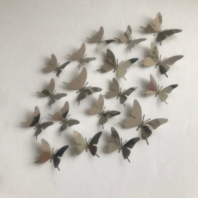 دکوری آماتیس طرح پروانه سه بعدی بسته 30 عددی - تعدادی پروانه سه بعدی که روی دیوار نصب شده اند