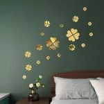 آینه آماتیس طرح قلب 80 قطعه - رنگ طلایی - قلب هایی که گل را تشکیل داده اند و به صورت پراکنده روی دیوار نصب شده اند