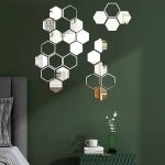 آینه دکوری آماتیس مدل لانه زنبوری 25 تکه - آینه ها به شکل مدرنی روی دیوار نصب شده اند