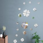 آینه آماتیس طرح قلب 80 قطعه - جنس آنیه براق رنگ نقره ای - شکل قلب که هر 4 قلب شکل یک گل را تشکیل داده اند - سایز قطعات متفاوته و 20 گل روی دیوار نصب شده که شامل 80 قطعه قلب هست