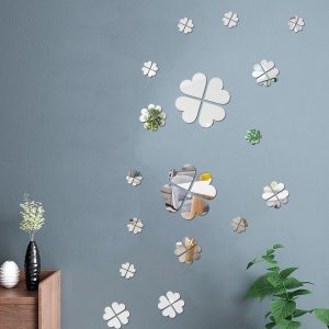 آینه آماتیس طرح قلب 80 قطعه - جنس آنیه براق رنگ نقره ای - شکل قلب که هر 4 قلب شکل یک گل را تشکیل داده اند - سایز قطعات متفاوته و 20 گل روی دیوار نصب شده که شامل 80 قطعه قلب هست