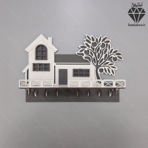 جا کلیدی دیواری طرح کلبه 8 قلاب آویز کد 101 - نمای جلو - رنگ طوسی سفید با 8 قلاب آویز از جنس چوب و طراحی زیبا کلبه و درخت