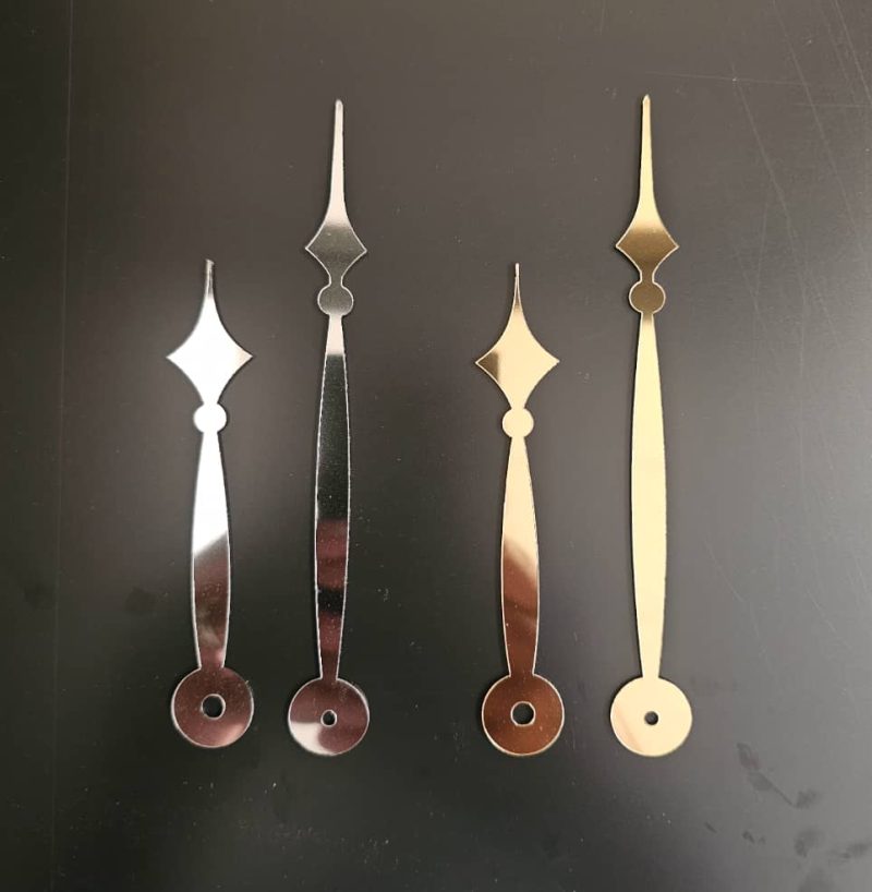 عقربه ساعت در سه رنگ طلایی و نقره ای و مشکی رنگ طلایی و نقره ای براق