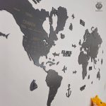 نقشه چوبی دیواری جهان با حکاکی نام کشورها طوسی