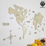 نقشه چوبی جهان با نام کشورها رنگ کرم - نمای سمت چپ 2 - نقشه چوبی - دیوارکوب نقشه جهان - تابلو نقشه جهان به همراه جهت نما و سکان کشتی و لنگر