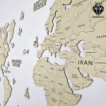 نقشه چوبی جهان با نام کشورها رنگ کرم - نمای سمت چپ 4 - نقشه چوبی - دیوارکوب نقشه جهان - تابلو نقشه جهان به همراه جهت نما و سکان کشتی و لنگر