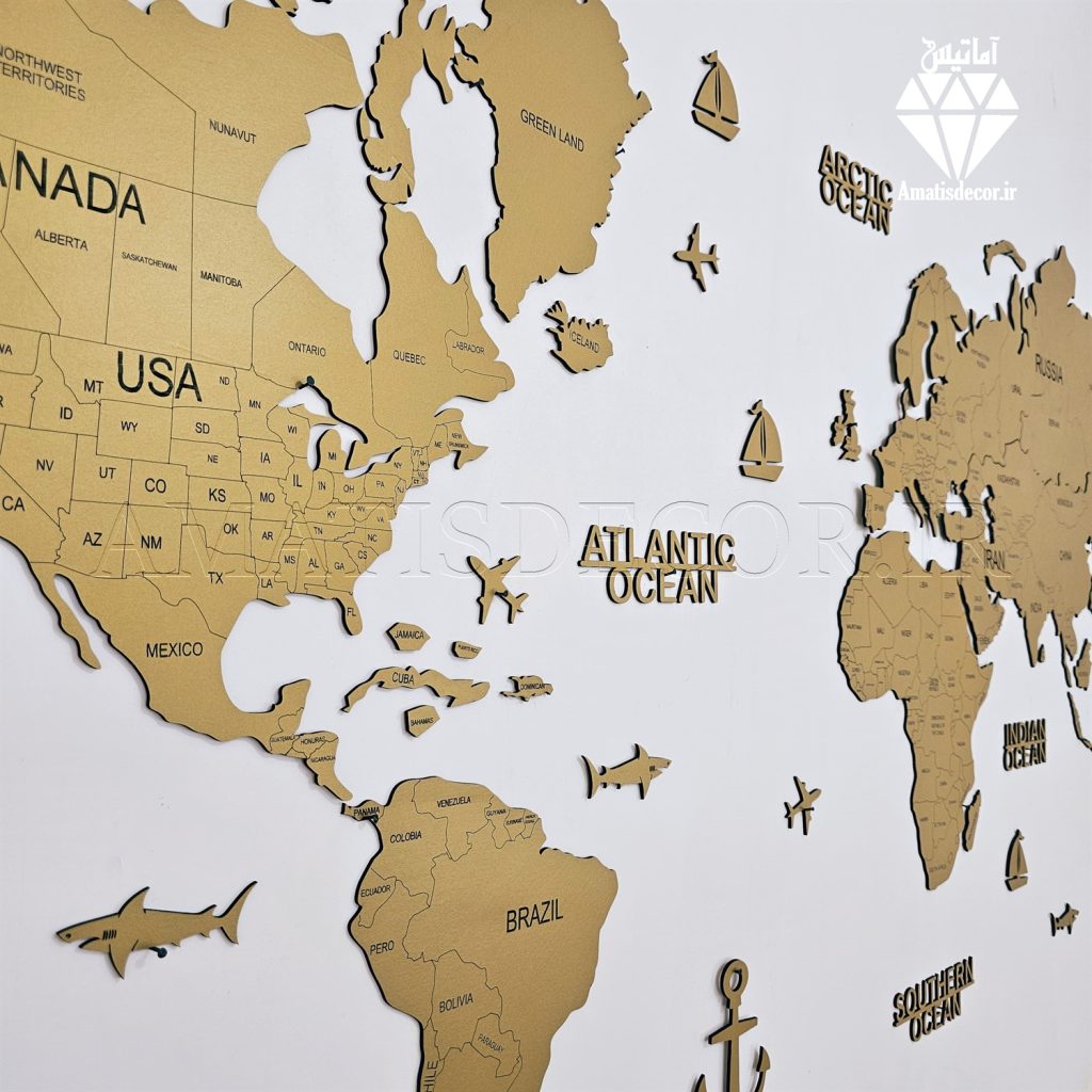 نقشه چوبی جهان با نام کشورها طلایی - نمای سمت چپ .که نام کشور ها و مرزه روش حکاکی شده - رنگ طلایی -