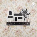 جا کلیدی دیواری طرح کلبه 8 قلاب آویز کد 101 - نمای جلو - رنگ طوسی سفید با 8 قلاب آویز از جنس چوب و طراحی زیبا کلبه و درخت