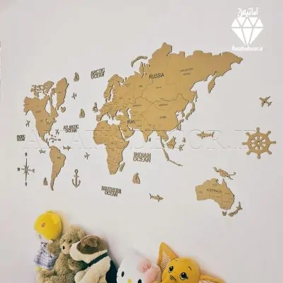 نقشه چوبی جهان با نام کشورها طلایی نمای سمت راست با کیفیت - چندتا عروسک هم برای تزیین دکور در پایین نقشه قرار دارد