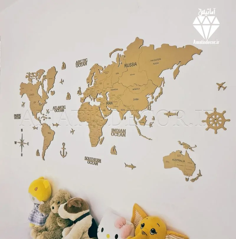 نقشه چوبی جهان با نام کشورها طلایی نقشه چوبی جهان با نام کشورها طلایی نمای سمت راست با کیفیت - چندتا عروسک هم برای تزیین دکور در پایین نقشه قرار دارد